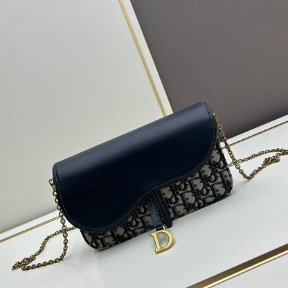 Medium Saddle Pouch with Chain