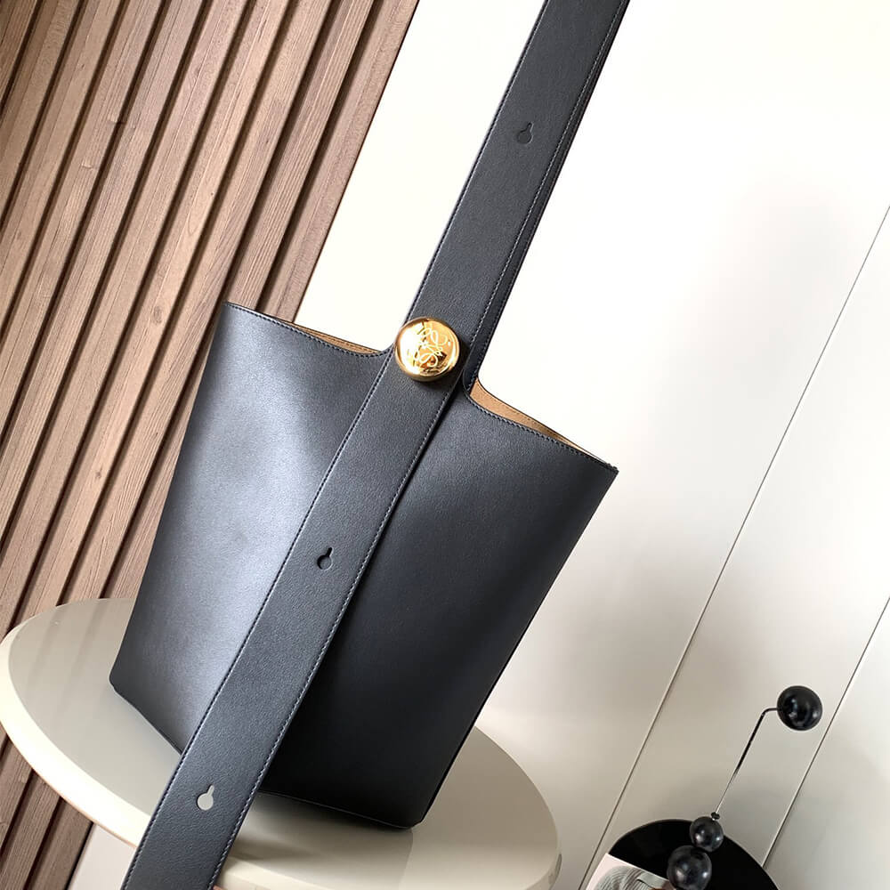 LOEWE Medium Pebble bucket in smooth calfskin(high-end grade)