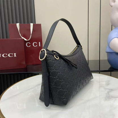 GG Emblem medium shoulder bag