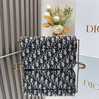 Medium Saddle Pouch with Chain