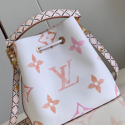 LV By the Pool NEONOE BB