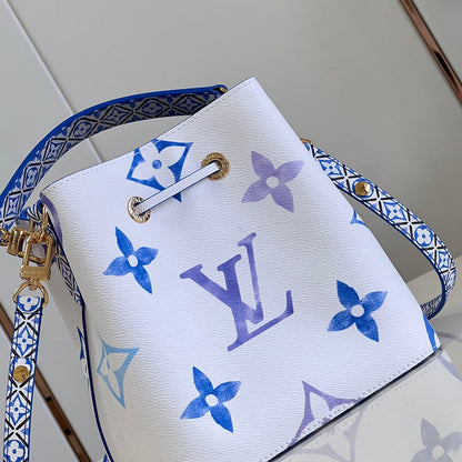 LV By the Pool NEONOE BB