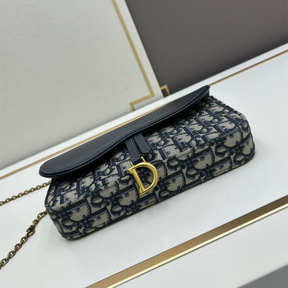 Medium Saddle Pouch with Chain