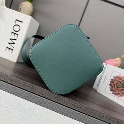 LOEWE Medium Pebble bucket in smooth calfskin(high-end grade)