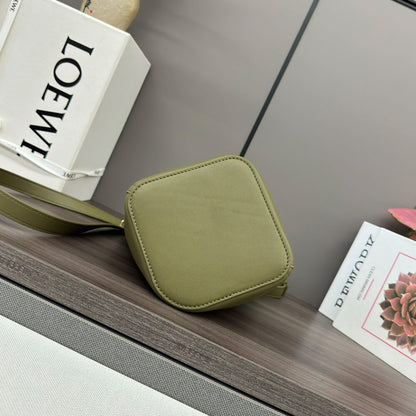 LOEWE Mini Pebble bucket in smooth calfskin(high-end grade)
