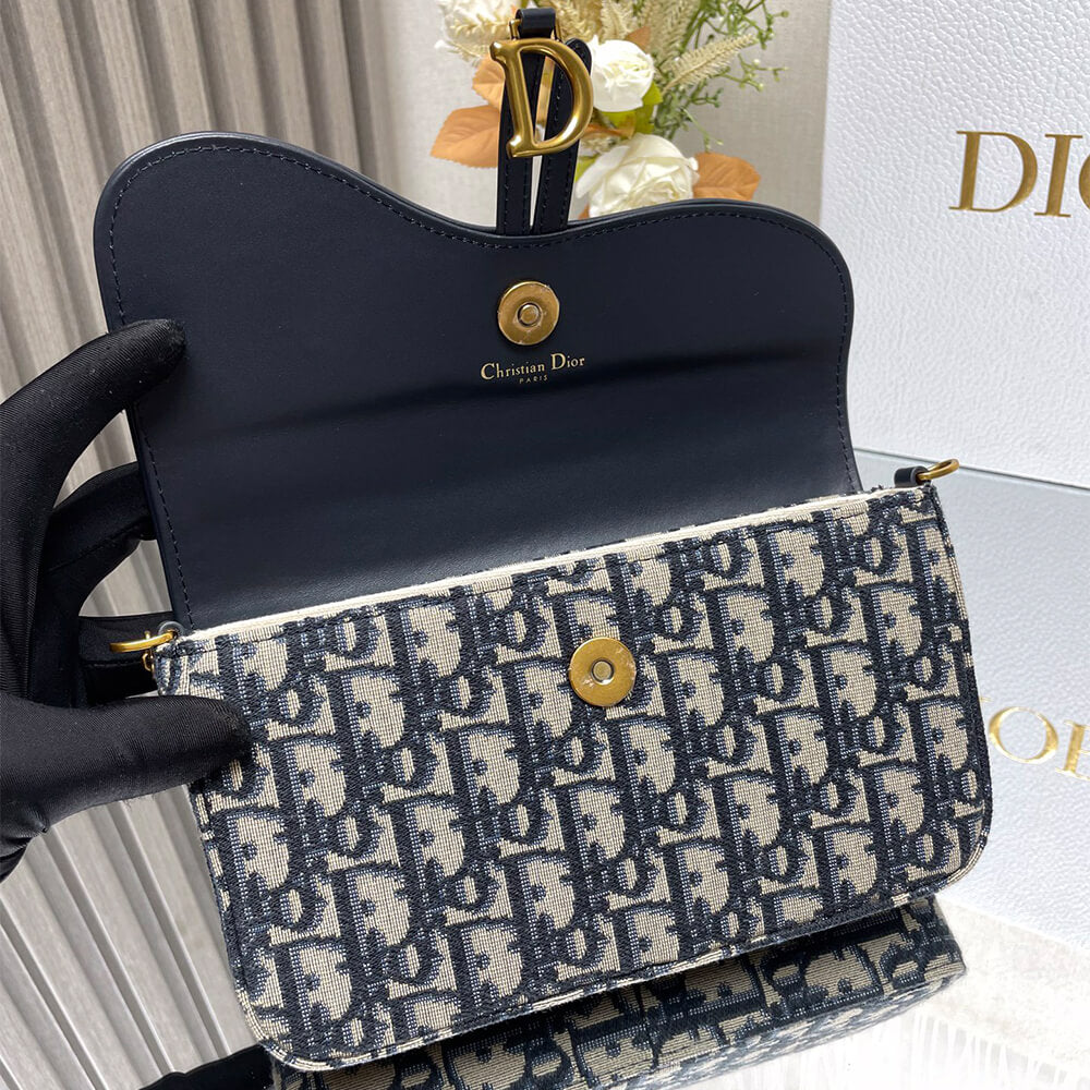 Medium Saddle Pouch with Chain
