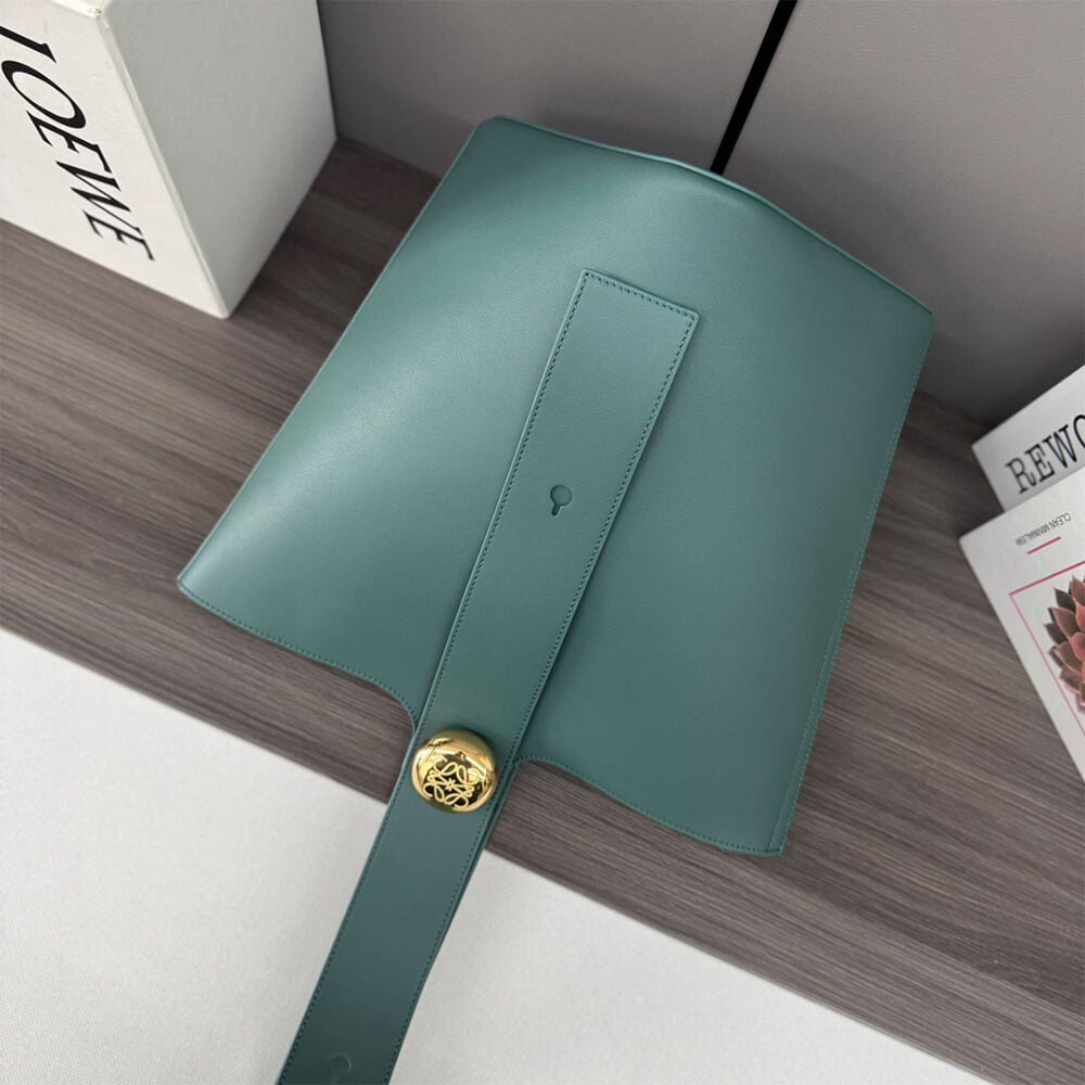 LOEWE Medium Pebble bucket in smooth calfskin(high-end grade)
