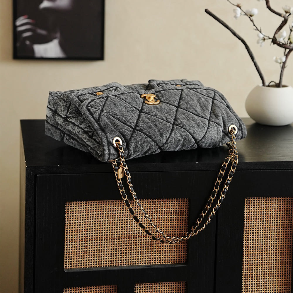 Chanel MAXI FLAP BAG(HIGH-END GRADE)