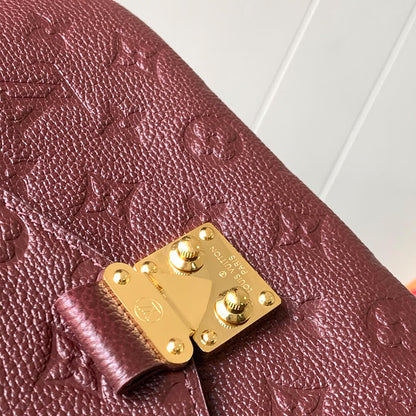 LV Pochette Metis