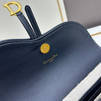 Medium Saddle Pouch with Chain
