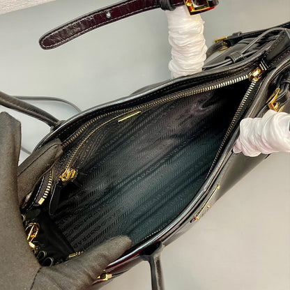 Prada Medium leather handbag(high-end grade)