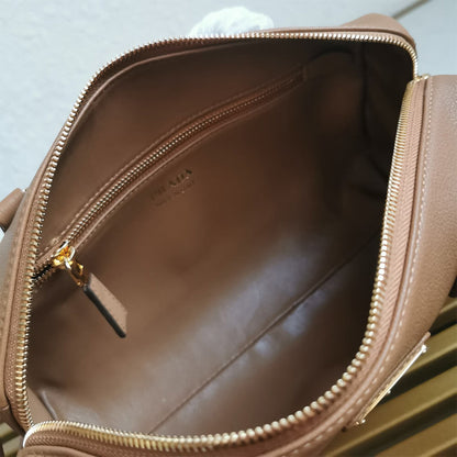 Prada Medium leather top-handle bag with padlock(high-end grade)